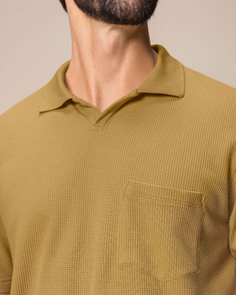 Camiseta tipo polo con bolsillo en frente#color_847-mostaza