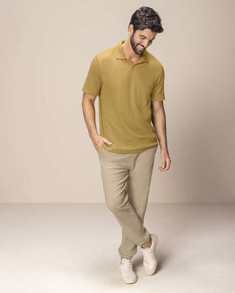Camiseta tipo polo con bolsillo en frente#color_847-mostaza