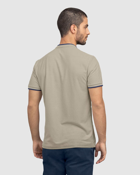 Camiseta cuello henley con cierre en frente#color_084-arena