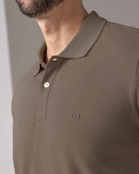 Camiseta tipo polo manga corta masculina#color_640-cafe-medio