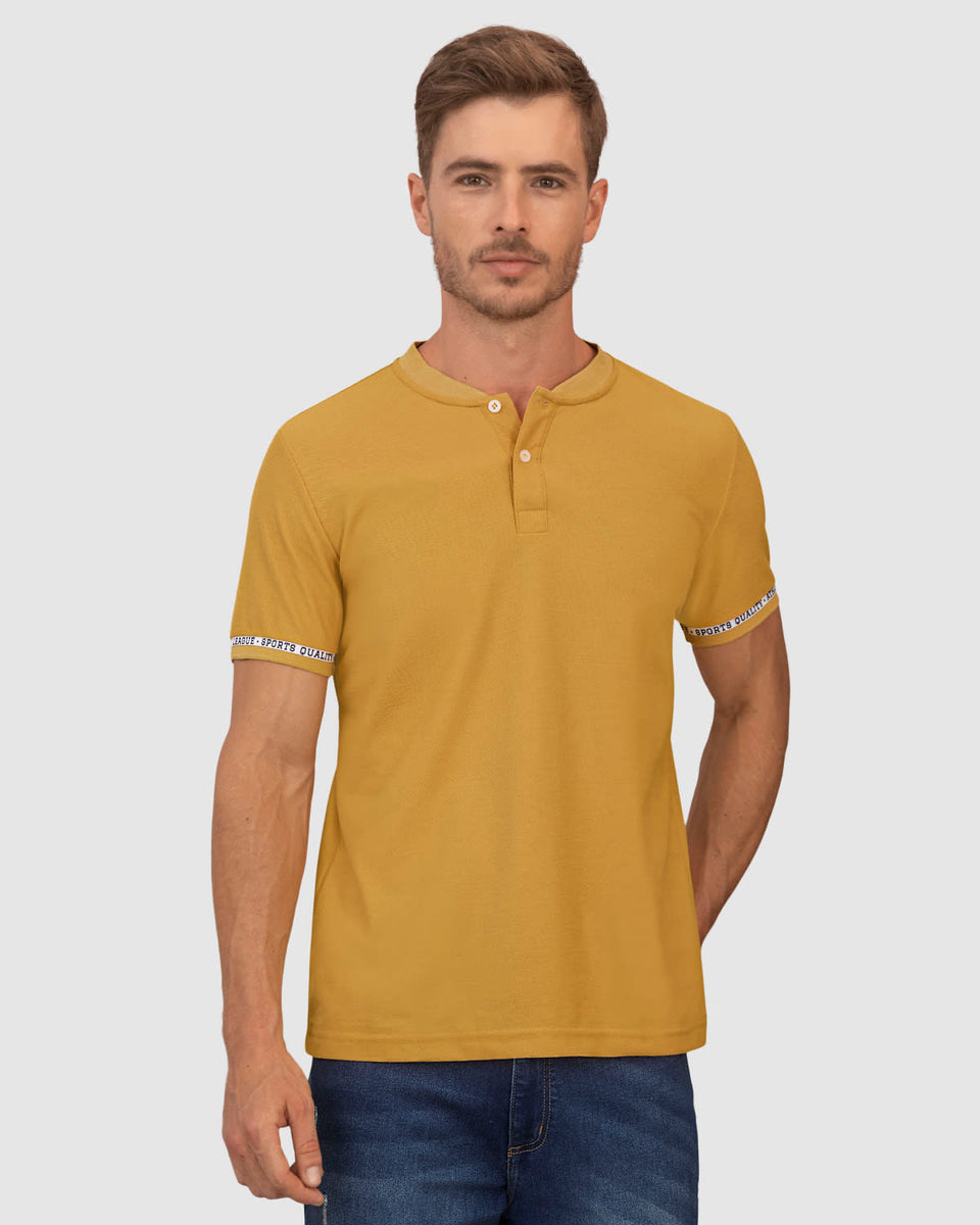 Camiseta henley con detalle de elástico estampado en puños