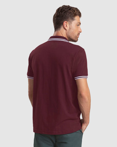 Camiseta tipo polo con detalle en contraste en el cuello#color_c37-vino-borgona