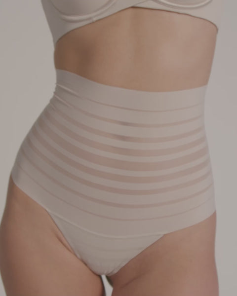 Panty alto de control suave con encaje en bandas