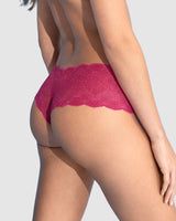 Panty estilo cachetero en encaje con transparencias y bordes redondeados#color_333-fucsia