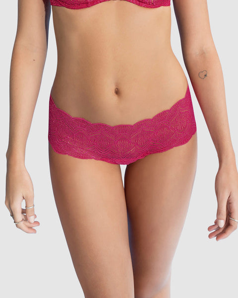 Panty estilo cachetero en encaje con transparencias y bordes redondeados#color_333-fucsia