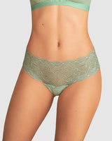 Panty estilo cachetero en encaje con transparencias y bordes redondeados#color_662-verde