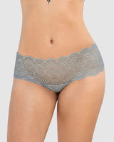 Panty estilo cachetero en encaje con transparencias y bordes redondeados#color_750-gris-claro
