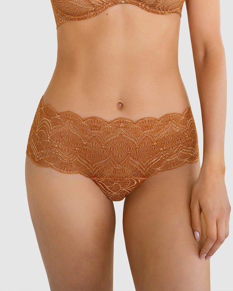 Panty estilo cachetero en encaje con transparencias y bordes redondeados#color_a34-mostaza