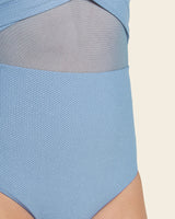Traje de baño entero control suave de abdomen y drapeado en escote#color_512-azul