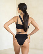 Bikini asimétrico con panty de tiro alto de control suave de abdomen