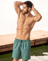 Pantaloneta corta de baño para hombre elaborada con pet reciclado#color_060-estampado-arabescos