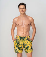 Pantaloneta corta de baño para hombre elaborada con pet reciclado#color_128-estampado-amarillo