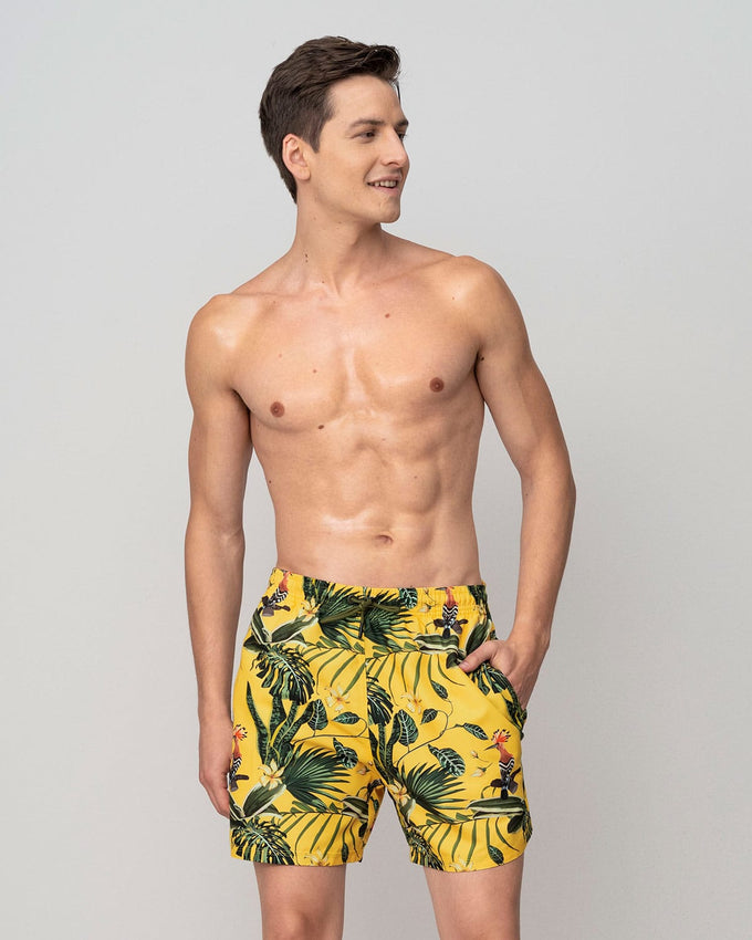 Pantaloneta corta de baño para hombre elaborada con pet reciclado#color_128-estampado-amarillo