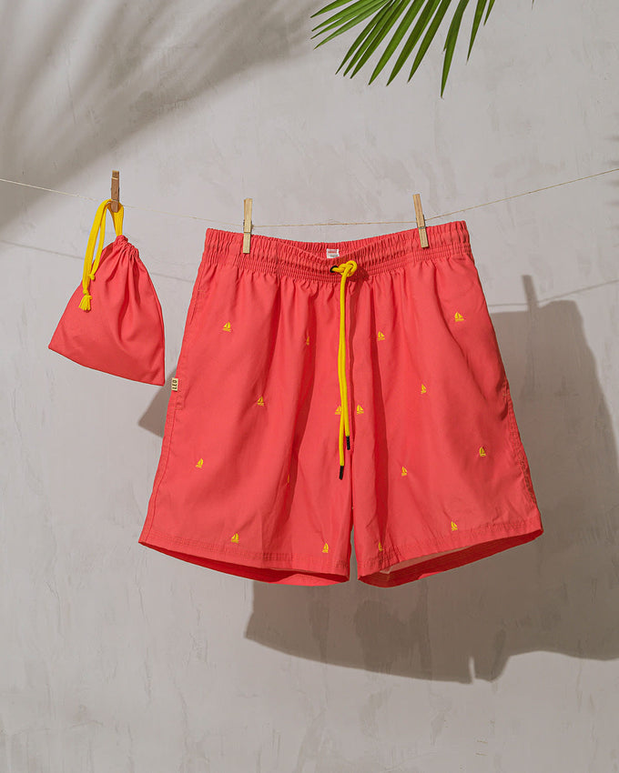 Pantaloneta corta de baño para hombre elaborada con pet reciclado#color_372-naranja-bordado