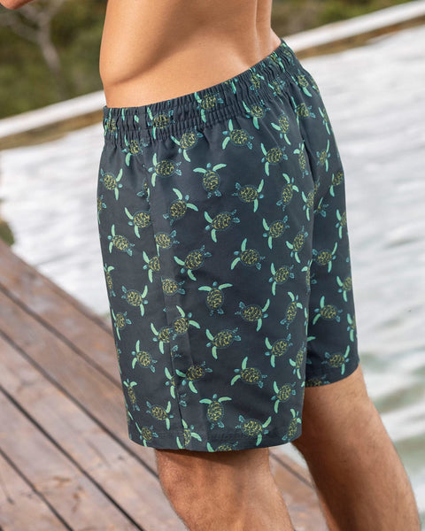 Pantaloneta de baño masculina con práctico bolsillo al lado derecho#color_024-estampado-tortugas