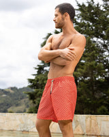 Pantaloneta de baño masculina con práctico bolsillo al lado derecho#color_030-estampado-ondas