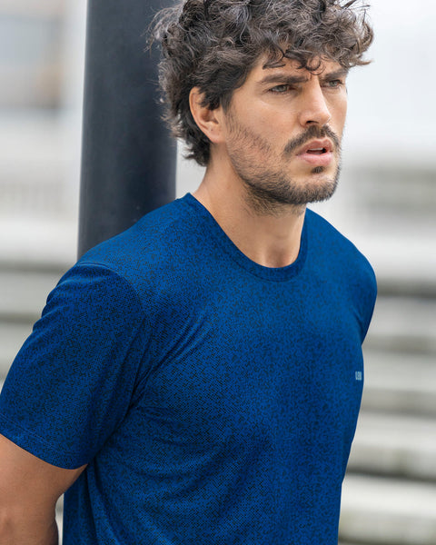 Camiseta deportiva masculina semiajustada de secado rápido#color_a62-estampado-azul