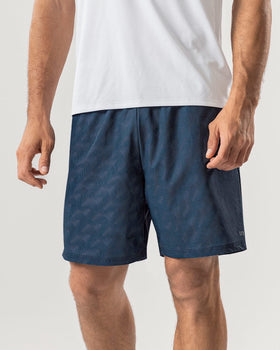 Pantaloneta deportiva con acabado antifluidos y bolsillos funcionales#color_517-estampado-ondas-azul