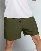 Pantaloneta deportiva con acabado antifluidos y bolsillos funcionales#color_617-verde-oliva