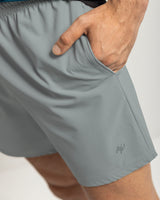 Pantaloneta deportiva con acabado antifluidos y bolsillos funcionales#color_750-gris