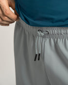 Pantaloneta deportiva con acabado antifluidos y bolsillos funcionales