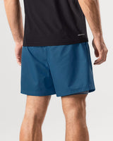 Pantaloneta deportiva con bolsillo lateral con bóxer interno#color_512-azul