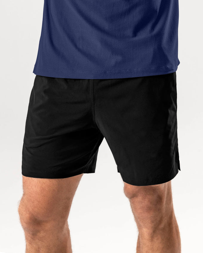 Pantaloneta deportiva con bolsillo trasero y con bóxer interno#color_700-negro