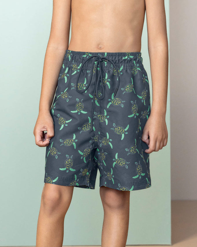 Pantaloneta de baño para niño con bolsillo lateral#color_024-estampado-tortugas