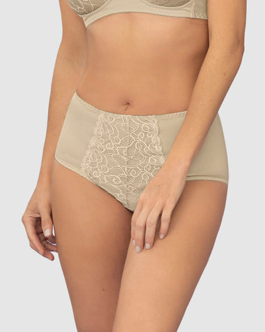 Panty clásico de control suave con toques de encaje en abdomen#color_824-perla