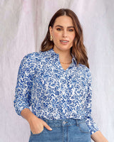 Blusa manga larga con botones funcionales y puños con botón#color_517-blanco-azul-estampado