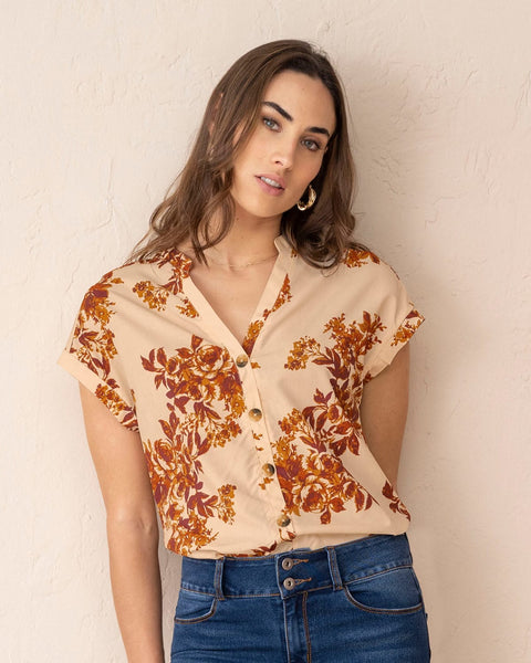 Blusa manga corta estampada abotonable#color_847-flores-mostaza