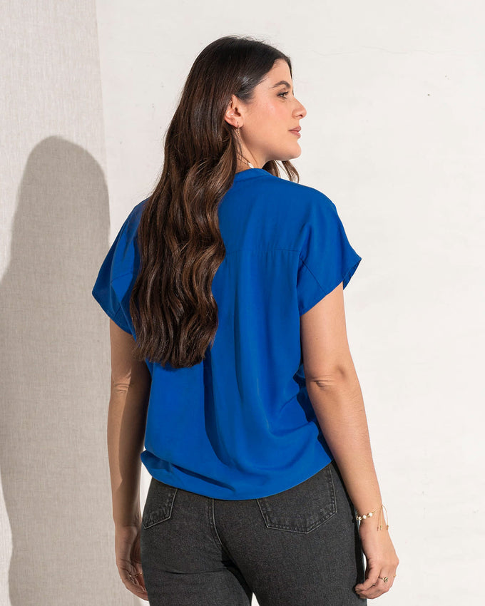 Blusa manga corta con botones funcionales y cuello en v#color_464-azul-rey