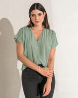 Blusa manga corta con botones funcionales y cuello en v#color_653-verde