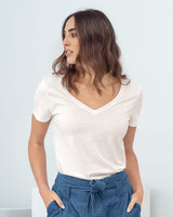 Camiseta manga corta cuello en v elaborada en algodón#color_018-marfil