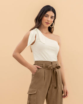 Camiseta asimétrica anudada en hombro#color_018-marfil