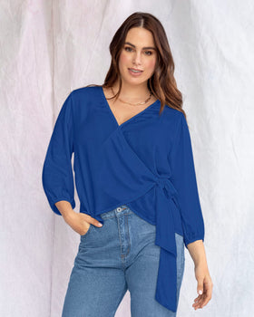 Blusa manga 3/4 con escote en v y anudado lateral#color_024-azul-medio
