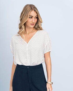 Blusa manga corta con elástico en mangas y botones funcionales en frente#color_018-marfil