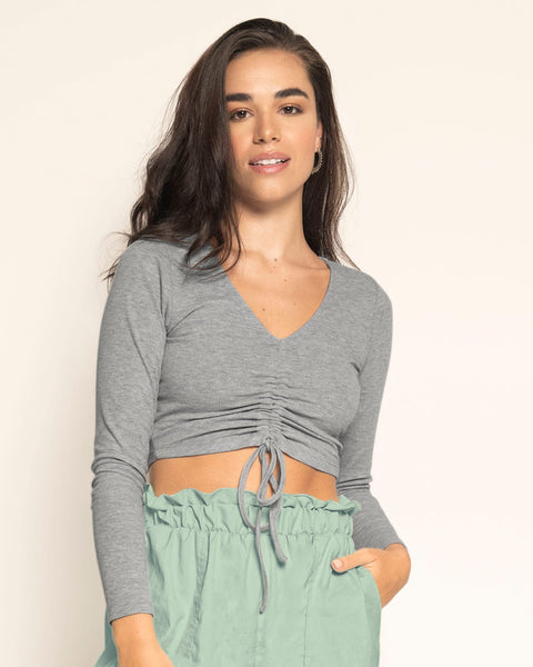 Camiseta crop top manga larga con recogido ajustable en el frente#color_717-gris