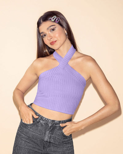 Camiseta crop top con cuello cruzado#color_422-lila