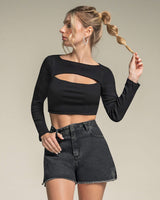 Camiseta crop top manga larga con abertura frontal#color_700-negro