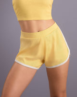 Short corto con pretina con resorte#color_111-amarillo-medio