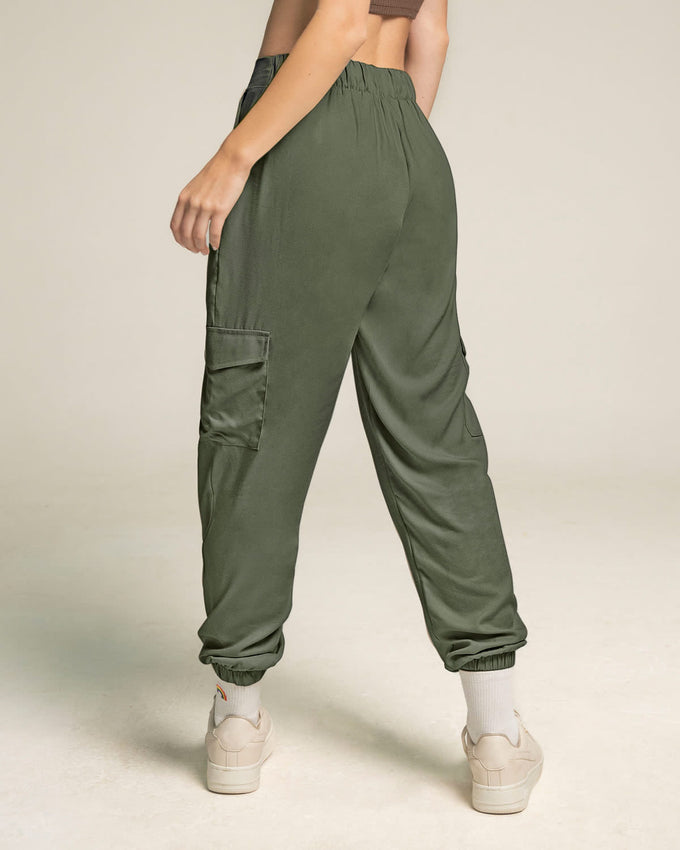 Pantalón jogger con bolsillos laterales funcionales#color_249-verde