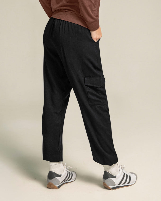 Pantalón jogger con bolsillos laterales funcionales#color_700-negro