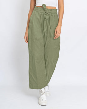 Pantalón tiro alto bota amplia con elástico en cintura#color_617-verde-claro