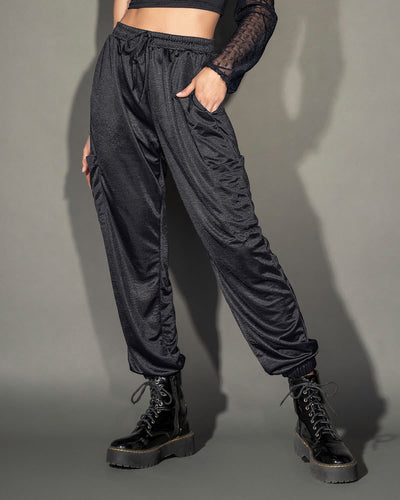 Pantalón tipo jogger con elástico en cintura y bolsillos funcionales#color_700-negro