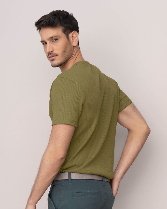 Camiseta henley con botones funcionales#color_617-verde-oliva