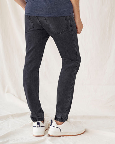 Pantalón tipo jogger con cordón ajustable en cintura#color_700-negro