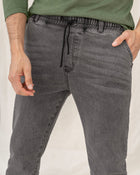 Pantalón tipo jogger con cordón ajustable en cintura