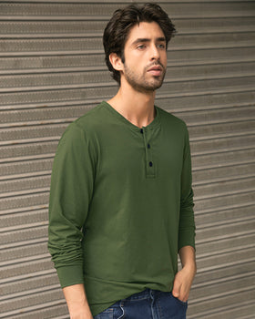 Camiseta manga larga con botones funcionales y cuello tejido#color_653-verde-militar
