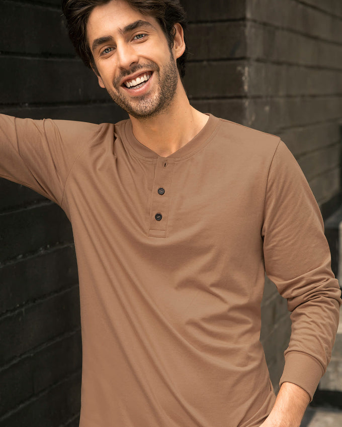 Camiseta manga larga con botones funcionales y cuello tejido#color_835-cafe-claro